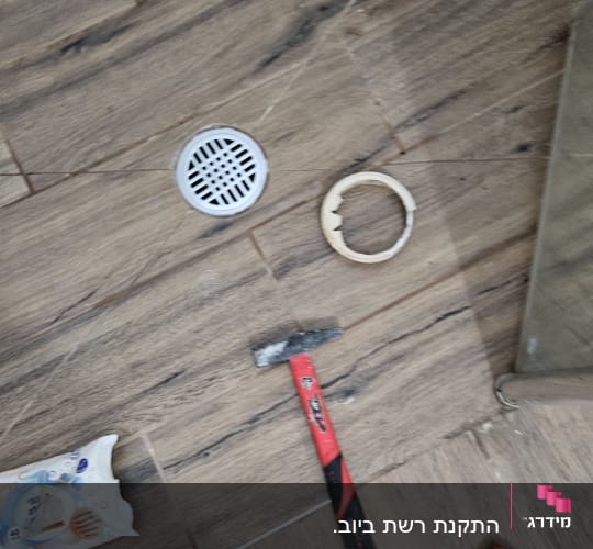 כלי עבודה של אינסטלטור על רצפת עץ